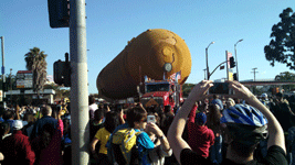 ET-94 makes a turn onto Martin Luther King Jr. Boulevard from Vermont Avenue...on May 21, 2016.